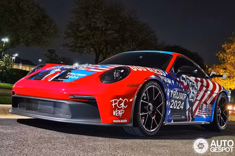 Hiện tại, phiên bản hiệu năng cao Porsche 911 GT3 đã ra mắt phiên bản nâng cấp giữa vòng đời cách đây không lâu. Tại Mỹ, mẫu xe thể thao này có giá từ 222.500 USD.