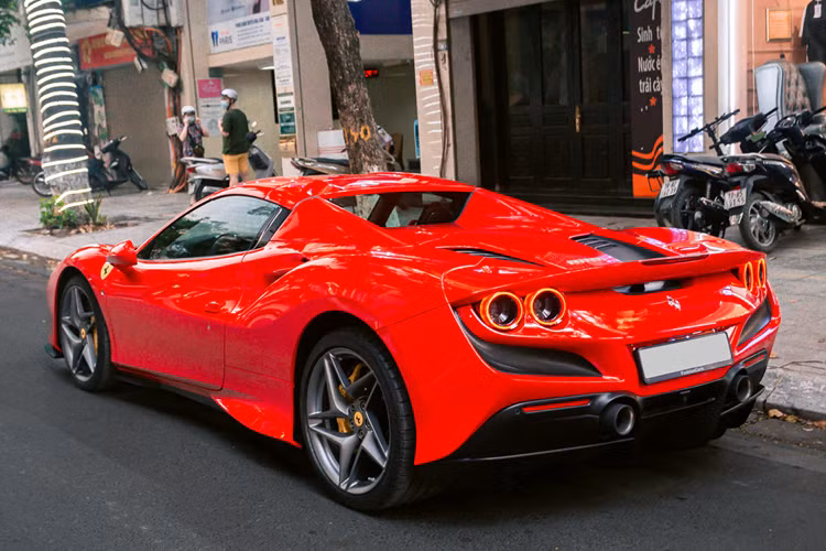 Ferrari F8 Spide có thể đạt vận tốc tối đa 325 km/h khi mở mui. Nếu muốn đạt vận tốc 340 km/h, khách hàng cần đóng mui Ferrari F8 Spider lại. Giá xe Ferrari F8 Spider tại Việt Nam không được công bố, nhưng khi mới ra mắt nó được ước tính vào khoảng 23 tỷ đồng.