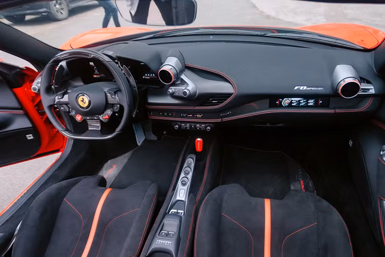 Ferrari F8 Spider của hot girl tóc đỏ này vẫn sở hữu khối động cơ V8, tăng áp kép, dung tích 3.9 lít tạo ra công suất tối đa 711 mã lực và mô-men cực đại 770 Nm.