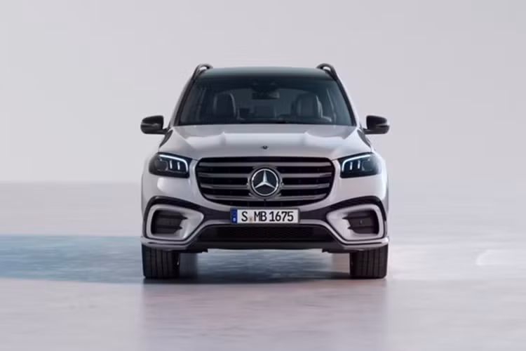 Nhìn chung, Mẫu xe SUV Mercedes-Benz GLS 450 4MATIC 2025 không có nhiều sự thay đổi về thiết kế nhưng một số chi tiết ngoại thất của xe đã được làm mới để mang đến diện mạo hiện đại hơn. Phần đầu xe gây ấn tượng với lưới tản nhiệt dạng 4 nan ngang bản rộng, đi cùng cản trước thiết kế lại và cụm đèn hậu LED với đồ họa ánh sáng mới.
