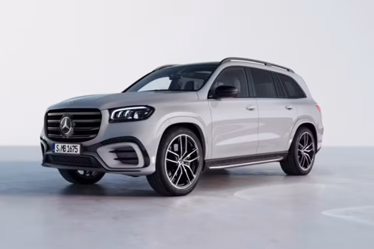 Đây là bản nâng cấp giữa vòng đời của dòng SUV cỡ lớn GLS, từng được giới thiệu tại triển lãm ô tô quốc tế Bangkok (BIMS) vào tháng 3 năm nay. Theo tư vấn bán hàng tại một số đại lý khu vực Hà Nội và TP.HCM, đợt xe Mercedes-Benz GLS 2025 mới đầu tiên sẽ về Việt Nam với số lượng rất giới hạn