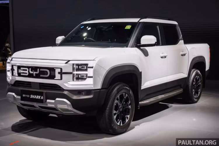 Về kích thước, mẫu xe bán tải BYD Shark 6 có chiều dài x rộng x cao lần lượt là 5457 x 1971 x 1925 mm và chiều dài cơ sở 3260 mm, khoảng sáng gầm 230 mm, độ sâu lội nước 700 mm, góc tiếp cận 31 độ, độ dốc 17 độ và góc thoát 19 độ.