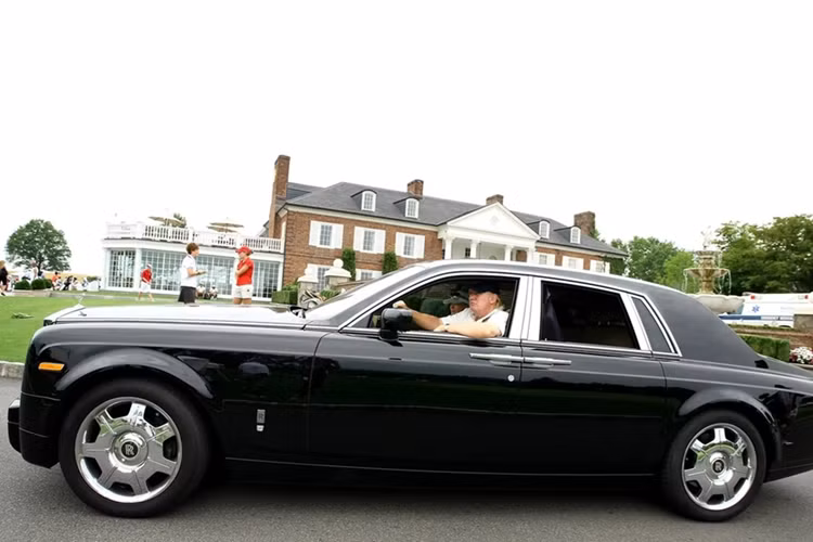 Ông Trump từng tậu Rolls-Royce Phantom bản Bespoke trị giá khoảng 500.000 USD. Tuy nhiên tổng thống Mỹ đã yêu cầu Rolls-Royce thay toàn bộ nội thất thành vàng, đưa giá của chiếc "chuyên cơ" này tăng gấp đôi.