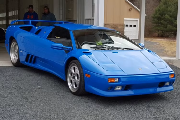 Lamborghini Diablo 1997 của ông Trump cũng là một trong những mẫu xe nổi bật. Xe được trang bị động cơ V12 6.0L, sản sinh công suất 530 mã lực. Theo nhiều nguồn tin, chiếc Diablo của tổng thống trị giá khoảng 460.000 USD.