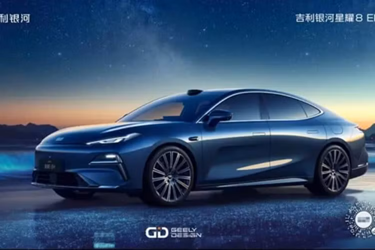 Vào ngày 3/3/2025, Geely đã chính thức ra mắt mẫu xe Galaxy Starshine 8 tại Hội nghị Công nghệ thông minh AI của Geely, định vị mẫu Geely Galaxy Starshine 8 EM 2025 mới này là "thế hệ mới nhất của dòng xe sedanplug-in hybrid hạng sang hạng B+ trên thế giới".