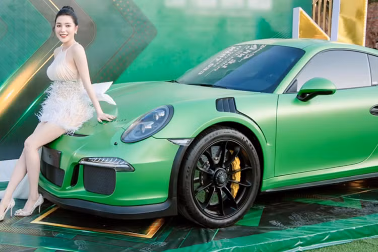 Kết hợp cùng hộp số tự động 7 cấp ly hợp kép (PDK) cùng hệ dẫn động cầu sau, nhờ đó mà siêu xe này mất khoảng 3,3 giây để tăng tốc lên 100 km/h từ vị trí xuất phát trước khi đạt vận tốc tối đa 310 km/h. Mức giá xe Porsche 911 GT3 RS 991.1 tại Việt Nam gần 16 tỷ đồng.
