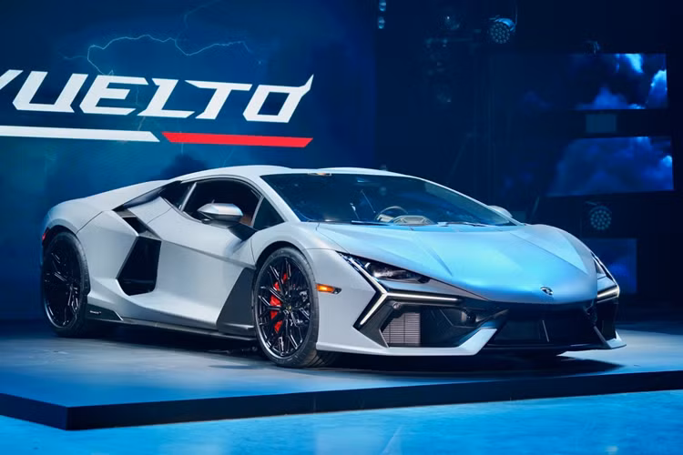 Cung cấp sức mạnh cho Lamborghini Revuelto là động cơ xăng 6.5 V12 hút khí tự nhiên, công suất 825 mã lực tại 9.250 vòng/phút, mô-men xoắn cực đại 725 Nm tại 6.750 vòng/phút. Đi kèm với đó là 2 mô tơ điện ở bánh trước và động cơ điện thứ ba được gắn với hộp số ly hợp kép 8 cấp mới và hệ dẫn động bốn bánh.