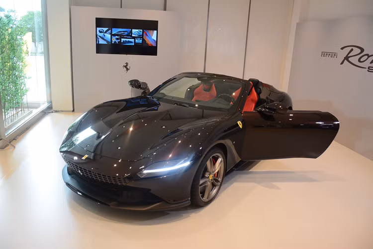 Cung cấp sức mạnh cho Ferrari Roma Spider là động cơ V8 twin-turbo đặt trước, khác biệt với cấu hình động cơ đặt giữa phía sau của các siêu xe thể thao Ferrari khác. Động cơ này có dung tích 3.9L, sản sinh công suất tối đa 620 mã lực và mô-men xoắn 760 Nm.