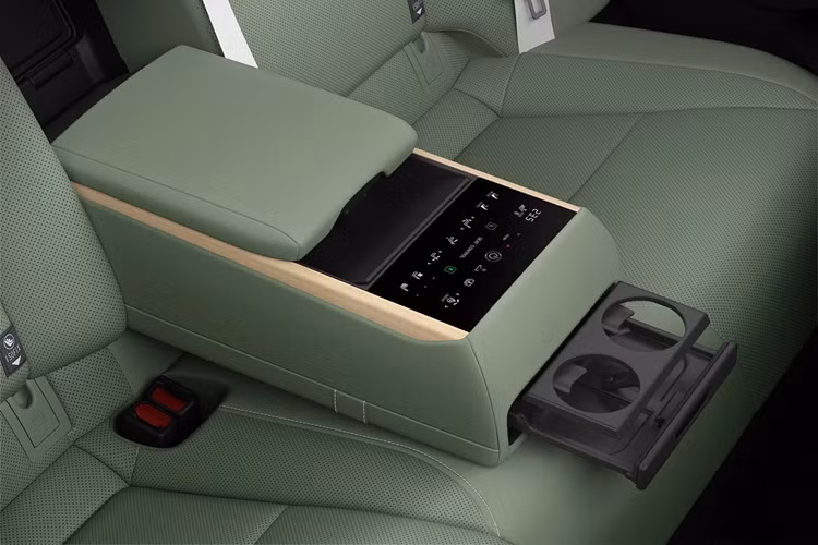 Lexus ES phiên bản hybrid, trang bị động cơ 4 xy-lanh thẳng hàng 2.0L hoặc 2.5L, với các dải công suất 197, 201 và 247 mã lực, kết hợp hộp số eCVT và dẫn động cầu trước hoặc dẫn động bốn bánh toàn thời gian (tùy phiên bản).