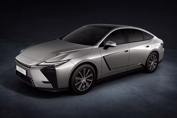 Lexus ES 2026 mới được phát triển trên nền tảng toàn cầu của Toyota TNGA GA-K nhưng ES không thay thế vị trí của LS. Lưới tản nhiệt là điểm phân biệt hai phiên bản hệ truyền động hybrid hoặc thuần điện.
