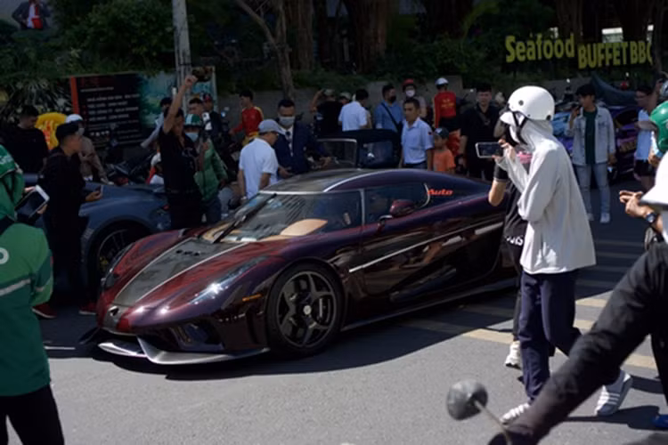 Koenigsegg Regera được Hoàng Kim Khánh mua lại từ 1 showroom chuyên mua bán siêu xe ở Mỹ, giá xe tại đây là 2,9 triệu đô la (tương đương 69 tỷ đồng).