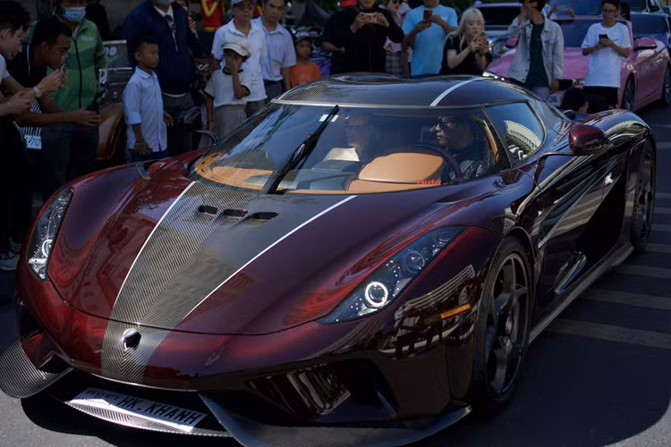 Toàn bộ 80 chiếc siêu xe triệu đô la Koenigsegg Regera trên thế giới đều sử dụng hệ dẫn động hybrid với máy xăng V8, Biturbo, dung tích 5.0 lít và 3 mô-tơ điện. Công suất tổng cộng trên mẫu xe megacar đến từ Thụy Điển hơn 1.500 mã lực và mô-men xoắn cực đại 2.000 Nm.