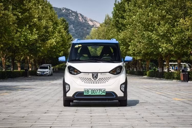 Trong đó, đáng chú ý có mẫu xe điện mini Baojun E100 có giá bán chỉ nhỉnh hơn chiếc xe máy SH một chút, dự kiến là khoảng 150 triệu đồng, đã bao gồm cả pin. Baojun E100 sở hữu kích thước dài x rộng x cao lần lượt là 2.488 x 1.506 x 1.670 (mm).