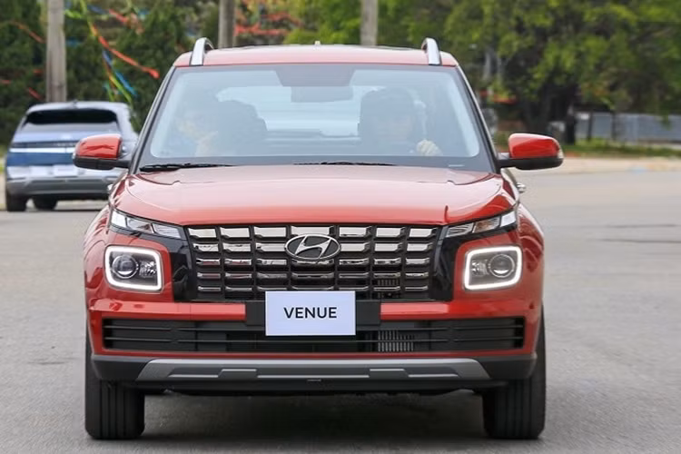 "Venue 2025 là mẫu xe được nâng cấp với sự ra mắt của phiên bản Smart tập trung vào các trang bị được yêu thích và nâng cao các tính năng an toàn. Với thiết kế mạnh mẽ và thực dụng cùng khả năng tiết kiệm nhiên liệu vượt trội, Venue sẽ là lựa chọn lý tưởng cho những khách hàng mua xe lần đầu", một đại diện của Hyundai Hàn Quốc cho biết.