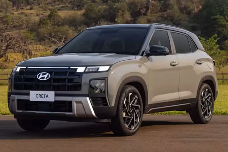Trong khi đó, Hyundai Venue tại Việt Nam được trang bị động cơ xăng 3 xi-lanh thẳng hàng, tăng áp, dung tích 1.0L, cho công suất tối đa 120 mã lực và mô-men xoắn cực đại 172 Nm. Động cơ kết hợp với hộp số tự động ly hợp kép 7 cấp và hệ dẫn động cầu trước.