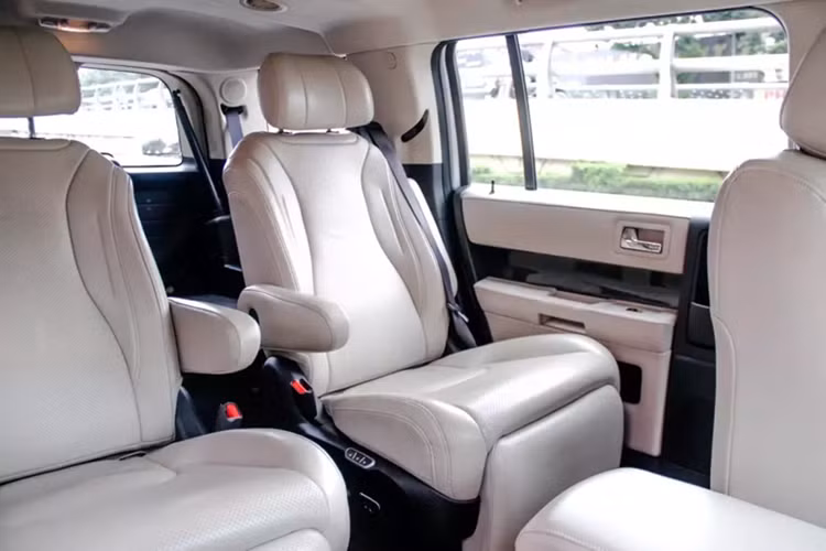 Mức độ tiêu hao nhiên liệu trên cao tốc theo nhà sản xuất công bố là 9,4 lít/100 km và 13 lít/100 km trong nội đô. Thông số vừa phải với một mẫu xe 7 chỗ có động cơ dung tích lớn.
