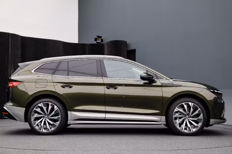 Đối với phiên bản Enyaq 85x AWD (pin 82 kWh) được trang bị 2 mô tơ điện nhưng tốc độ tối đa vẫn giữ ở mức 180 km/h và quãng đường di chuyển lại ngắn hơn so với bản dẫn động cầu sau, với 534 km cho bản SUV và 537 km cho bản Coupe.