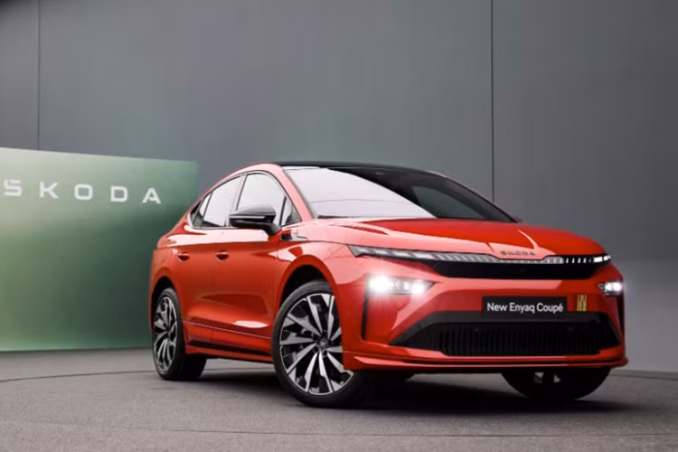  Skoda Enyaq 2025 mới sở hữu ngoại hình hiện đại, đầy mới mẻ. Phần đầu xe gây ấn tượng với 36 phân đoạn LED, tạo nên "khuôn mặt bốn mắt" đặc trưng của dòng SUV Skoda. Phía sau xe có cụm đèn hậu được nâng cấp với công nghệ LED hiện đại hơn, đi cùng đèn báo rẽ dạng động.