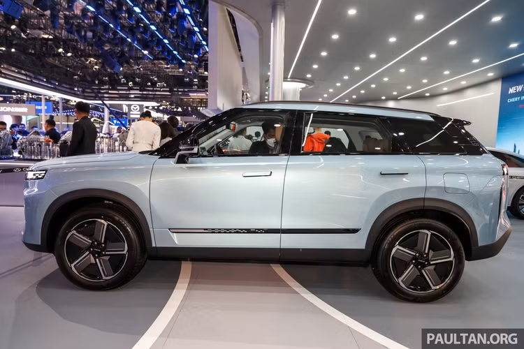 Theo thông tin từ nhà sản xuất, mẫu xe SUV Jaecoo J7 PHEV 2025 có kích thước tổng thể DxRxC lần lượt là 4.500 x 1.842 x 1.747 (mm) và chiều dài cơ sở đạt 2.670 mm. Thông số này sẽ nhỉnh hơn Toyota Corolla Cross nhưng nhỏ hơn so với các đối thủ cùng phân khúc C-SUV tại Việt Nam.