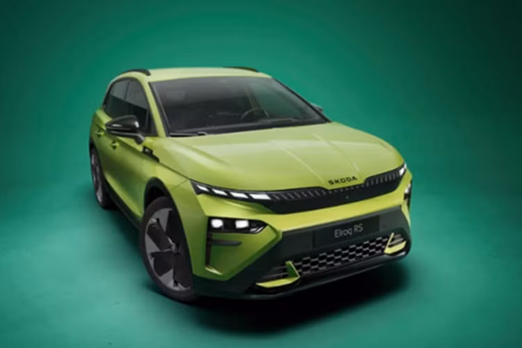  Skoda Elroq vRS 2025 mới nổi bật với thiết kế thể thao đầy cuốn hút. Những chi tiết như ốp gương đen bóng, viền cửa sổ tối màu, logo màu đen và bộ mâm 21 inch tạo nên vẻ ngoài mạnh mẽ và cá tính. Đặc biệt, xe còn được trang bị hệ thống âm thanh mô phỏng tiếng động cơ, mang lại cảm giác lái thể thao hơn cho người sử dụng.