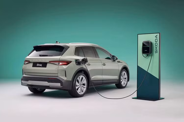 Xe có tùy chọn giảm xóc thích ứng DCC giúp tăng thêm sự ổn định khi vào cua, giúp xe dễ dàng cạnh tranh cùng những mẫu hatchback thể thao nổi tiếng như Honda Civic Type R trong các pha tăng tốc.