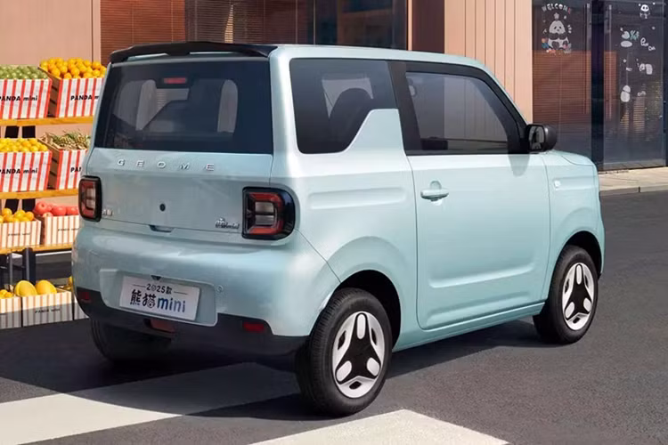 Tại đây, xe vẫn giữ cặp đèn pha tròn cỡ lớn nhưng giờ đây được nối với nhau bằng một dải màu đen chạy ngang qua cổng sạc. Trên dải đen này gắn logo “Geome”, viết tắt của thương hiệu Geometry nay đã được sáp nhập vào với Geely. Thiết kế cản trước cũng được làm lại theo phong cách đơn giản hơn với các góc bo hình viên thuốc.