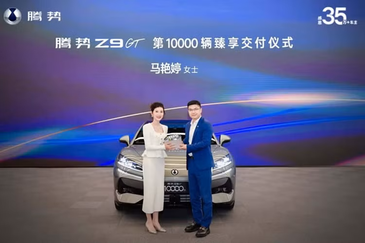 Hãng xe cho biết Denza Z9 GT bản PHEV là mẫu sedan đầu tiên thuộc dòng Z-Series, dù kiểu dáng của mẫu xe này giống với station wagon nhiều hơn. Đối thủ trực tiếp của Z9 GT sẽ là Porsche Taycan và Mercedes-Benz EQS.