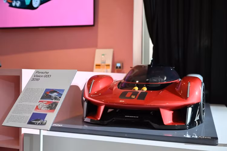 Porsche Vision 920 được phát triển như một mẫu xe đua Le Mans có khả năng sử dụng trên đường phố, vốn lấy cảm hứng từ chiếc 919 Hybrid.