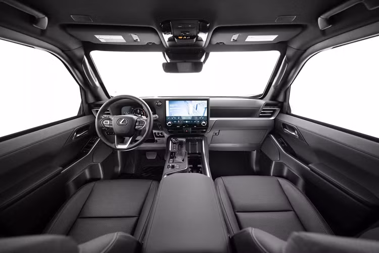 Một vách ngăn chống đạn cũng đã được thêm vào phía sau chiếc SUV Lexus GX hạng sang và một lớp vỏ bọc thép giúp giữ cho bình nhiên liệu an toàn trước các vụ nổ.