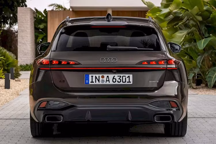 Ngoại trừ bản 2.0L xăng, 2 bản còn lại đều sử dụng công nghệ hybrid bổ trợ khá đặc biệt. Hệ thống này có khả năng vận hành xe như công nghệ hybrid hoàn chỉnh qua mô tơ điện công suất 24 mã lực và mô-men xoắn 230Nm trong một số điều kiện vận hành nhẹ nhàng.