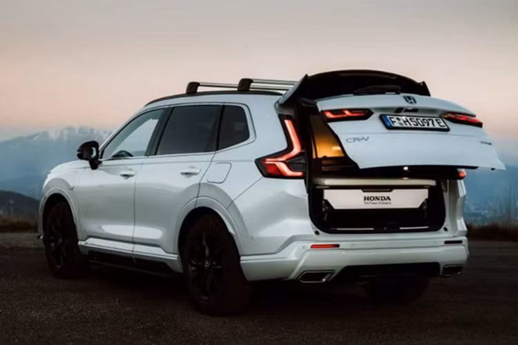Cung cấp sức mạnh cho xe vẫn hệ truyền động của mẫu Honda CR-V e:PHEV với sự kết hợp của động cơ xăng 2.0L với mô-tơ điện và bộ pin 17,7 kWh. Xe có thể vận hành hoàn toàn bằng điện trong phạm vi lên tới 79 km, lý tưởng cho những hành trình ngắn mà vẫn thân thiện với môi trường.