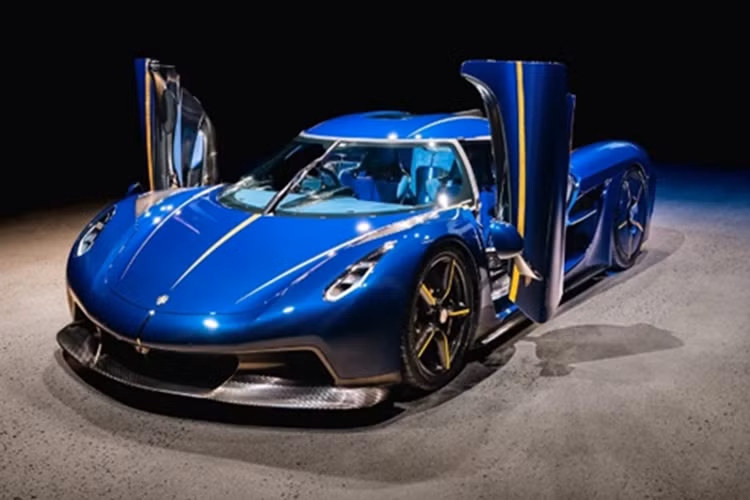 Ngoại thất của siêu xe Koenigsegg Jesko Absolut Kronos gây ấn tượng mạnh mẽ với toàn bộ lớp sơn carbon màu xanh Poseidon Blue, điểm xuyết những chi tiết dát vàng lá thật tinh xảo. Xe được trang bị bộ mâm Aircore kích thước 20 inch (trước) và 21 inch (sau) cũng được hoàn thiện theo phong cách tương đồng, đi kèm tấm che khí động học ở bánh sau.