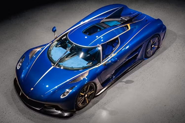  Koenigsegg Jesko Absolut Kronos đặc biệt được phát triển trên nền tảng của Jesko Absolut – mẫu xe được giới thiệu lần đầu vào năm 2020 với định hướng trở thành chiếc Koenigsegg nhanh nhất từng được sản xuất. Xe mang số khung #7389, thuộc tổng số 125 chiếc Jesko được sản xuất trên toàn cầu.