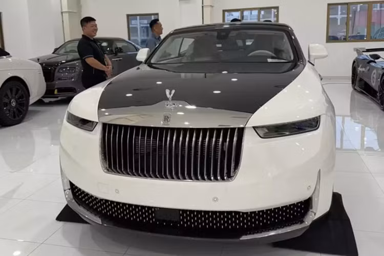 Vào tháng 3/2024, hãng xe siêu sang Rolls-Royce đã trình làng chiếc xe Rolls-Royce Arcadia Droptail siêu sang, được mệnh danh là kiệt tác 4 bánh mới với giá đồn đoán hơn 30 triệu USD (tương đương 721 tỷ đồng), và chủ nhân của xe được tiết lộ là 1 đại gia kín tiếng Singapore.