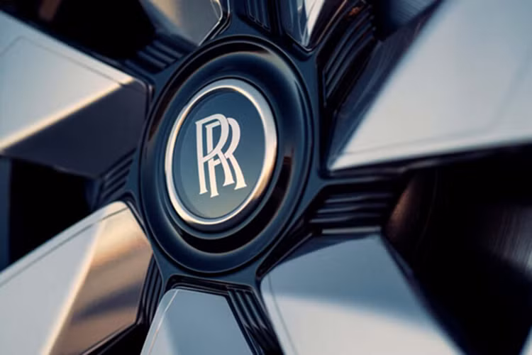 Hãng Rolls-Royce đã thử nghiệm tất cả các loại gỗ để đảm bảo chúng đáp ứng tiêu chuẩn về độ bền, tương tự gỗ dùng bên ngoài xe. Được biết, hãng đã thử nghiệm hơn 150 loại gỗ bằng những phương pháp như phơi nắng, dầm mưa và thay đổi nhiệt độ.