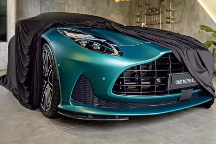  Aston Martin DB12 của nữ đại gia Hà Nội mới tậu được trang bị động cơ V8 tăng áp kép M177 4,0 lít với công suất tối đa 671 mã lực và mô-men xoắn cực đại lên đến 800 Nm, trở thành 1 trong các xe thể thao hiệu suất cao ấn tượng mà bất kỳ các tay chơi nào cũng phải sở hữu.
