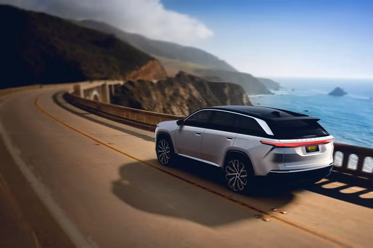 Ngay cả với công suất yếu hơn, Wagoneer S Limited cũng không hề chậm chạp, mẫu xe này có khả năng tăng tốc từ 0-98 km/h trong khoảng chưa đầy 4 giây, trong khi biến thể mạnh hơn hoàn thành nhiệm vụ trong 3,4 giây. Cả hai phiên bản SUV điện đều có tốc độ tối đa là 200 km/h.