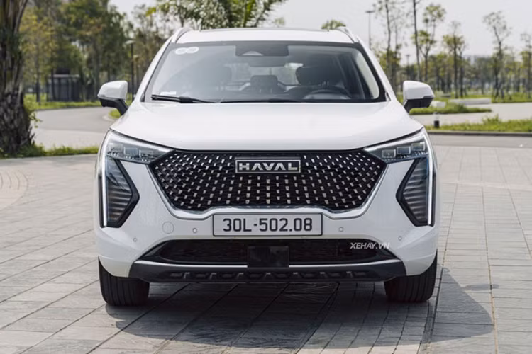 Phía sau Haval Jolion HEV tại Việt Nam là cụm đèn hậu LED có thiết kế khá giống đầu xe, đi cùng cản sau được ốp mạ crom sáng bóng. Bản tiêu chuẩn Pro được trang bị bộ mâm có kích thước 17 inch, còn bản Ultra là 18 inch.
