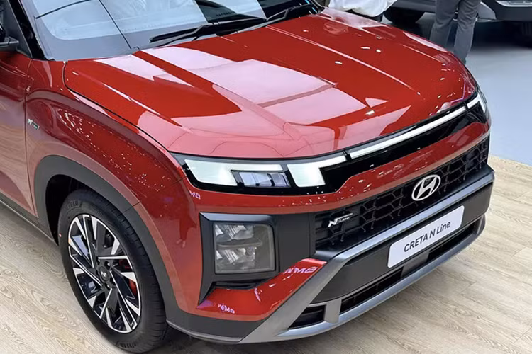 Tương tự ngoại thất, nội thất của Hyundai Creta N Line 2025 cũng có những điểm nhấn riêng. Để tạo cảm giác thể thao cho khu vực nội thất, hãng Hyundai đã bổ sung những chi tiết màu đỏ trên mặt táp-lô, màn hình, vô lăng, cần số và ghế.