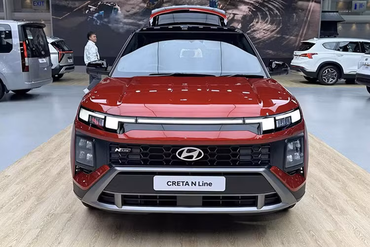Tham gia Triển lãm Ô tô Quốc tế Bangkok (BIMS) 2025, hãng Hyundai tiếp tục giới thiệu Creta N Line với người tiêu dùng Thái Lan. Ở xứ sở Chùa vàng, mẫu SUV cỡ B này có giá không hề rẻ, giá xe Hyundai Creta N Line 2025 khởi điểm từ 1,199 Baht (khoảng 901 triệu đồng).