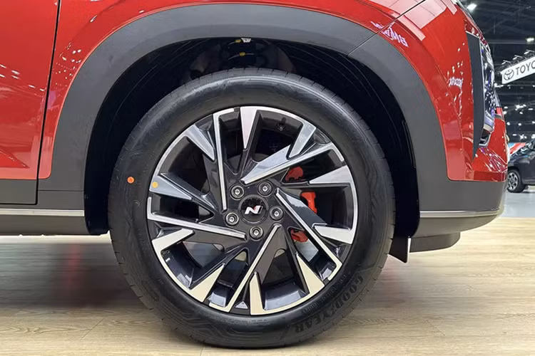 So với bản thường, Hyundai Creta N Line 2025 hiệu suất cao sở hữu ngoại hình thể thao và ấn tượng hơn. Có thể thấy rõ điều này qua những khu vực ngoại thất như cản trước/sau, lưới tản nhiệt và cánh lướt gió bên sườn. Ngoài ra, phiên bản N Line còn dùng bộ vành cỡ lớn hơn với đường kính 18 inch, đi kèm lốp 215/55 R18.