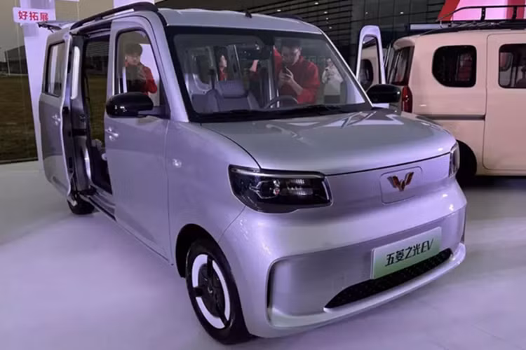 Chiếc xe điện kết hợp xe kei, Wuling Zhiguang EV giá rẻ đã chính thức bắt đầu được bán trước tại Trung Quốc với mức từ 47.800 – 50.800 nhân dân tệ (6.520 – 6.930 USD), tương đương 156 triệu đến 166 triệu đồng, 1 mức giá khá hợp lý cho ai cần xe chở hàng.