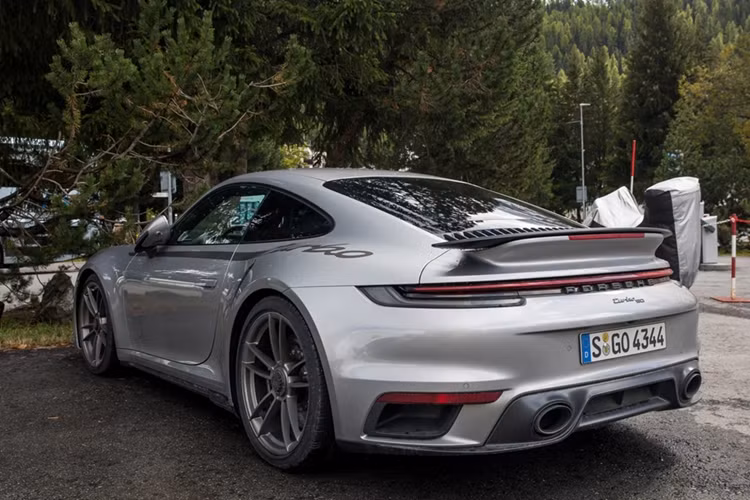 Một chi tiết lấy từ lịch sử của chiếc 911 Turbo là việc áp dụng màu sơn xám Anthracite Grey trên cánh gió sau, cản sau, chân gương ngoại thất và viền cửa hút gió.