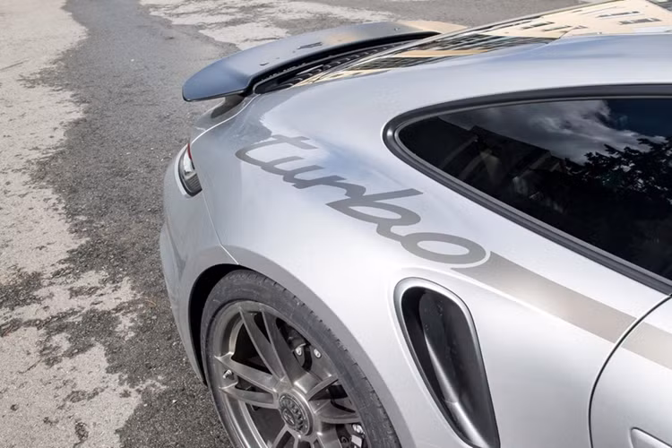 Mỗi chiếc xe sẽ được trang trí bởi bộ tem lấy cảm hứng trực tiếp từ chiếc Porsche 911 RSR Turbo tại triển lãm Frankfurt Motor Show 1973, vốn là tiền thân của dòng 911 Turbo.