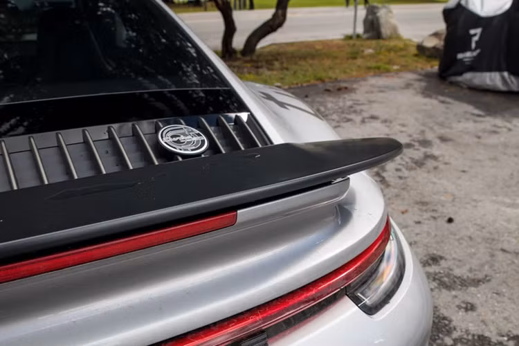 Màu sơn xám Turbonite còn được sử dụng trên nắp động cơ, nắp xăng, huy hiệu Porsche và logo Turbo 50 lên lưới tản nhiệt động cơ.