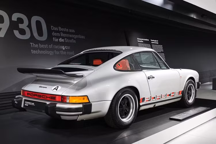 Đặc biệt hơn, chiếc Porsche 911 Turbo "No.1" là món quà của ông Ferry Porsche dành cho chị gái Louise Piech nhân dịp sinh nhật lần thứ 70 của bà, cũng vào năm 1974.
