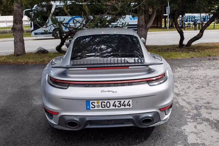 Porsche 911 Turbo 50 Years chỉ được sản xuất giới hạn 1.974 chiếc toàn cầu. Tại Việt Nam, giá xe Porsche 911 Turbo 50 Years phiên bản đặc biệt này có mức khởi điểm từ 18,7 tỷ đồng.