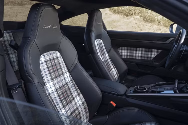 Ghế Adaptive Sports Seats Plus được bọc lớp vải dệt Tartan với họa tiết gia tộc McKenzie, đi kèm logo "Turbo 50" tại nhiều vị trí ở tựa đầu, bảng taplo, bệ bước...