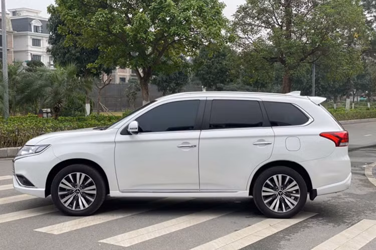 Tại một số đại lý phía nam, Mitsubishi Outlander giảm giá từ 82 - 85 triệu đồng, giá xe sau ưu đãi chỉ còn dao động 740 - 743 triệu đồng. Dù sở hữu lợi thế về cấu hình và giá trị sử dụng, Mitsubishi Outlander vẫn chưa tạo được dấu ấn rõ rệt trên thị trường Việt.