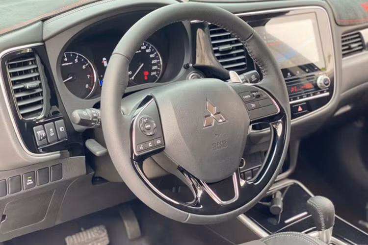 Mitsubishi Outlander phân phối tại Việt Nam thuộc thế hệ thứ ba, ra mắt từ năm 2018. Trong khi đó, thế hệ thứ tư đã được Mitsubishi giới thiệu toàn cầu từ năm 2021. Một số nguồn tin cho biết đã xuất hiện Outlander thế hệ mới tại Việt Nam, song chưa rõ đây là xe thử nghiệm hay xe nhập không chính hãng.